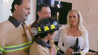 Photographer Brandi Love fucked from behind off out of one's mind a firefighter